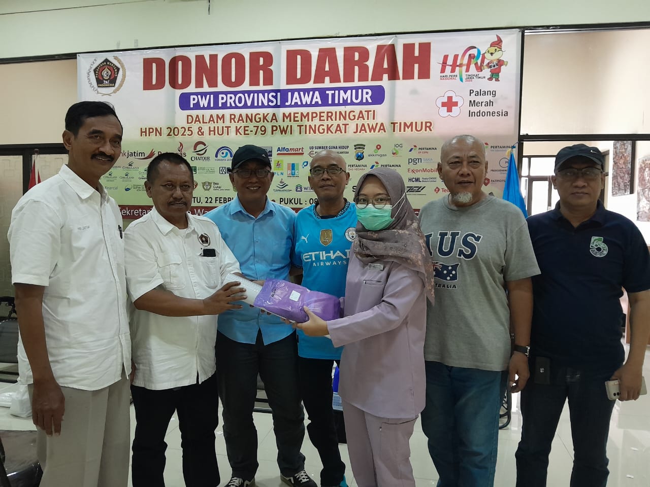 Ratusan Pendonor Sumbang Darahnya di Balai Wartawan PWI Jatim