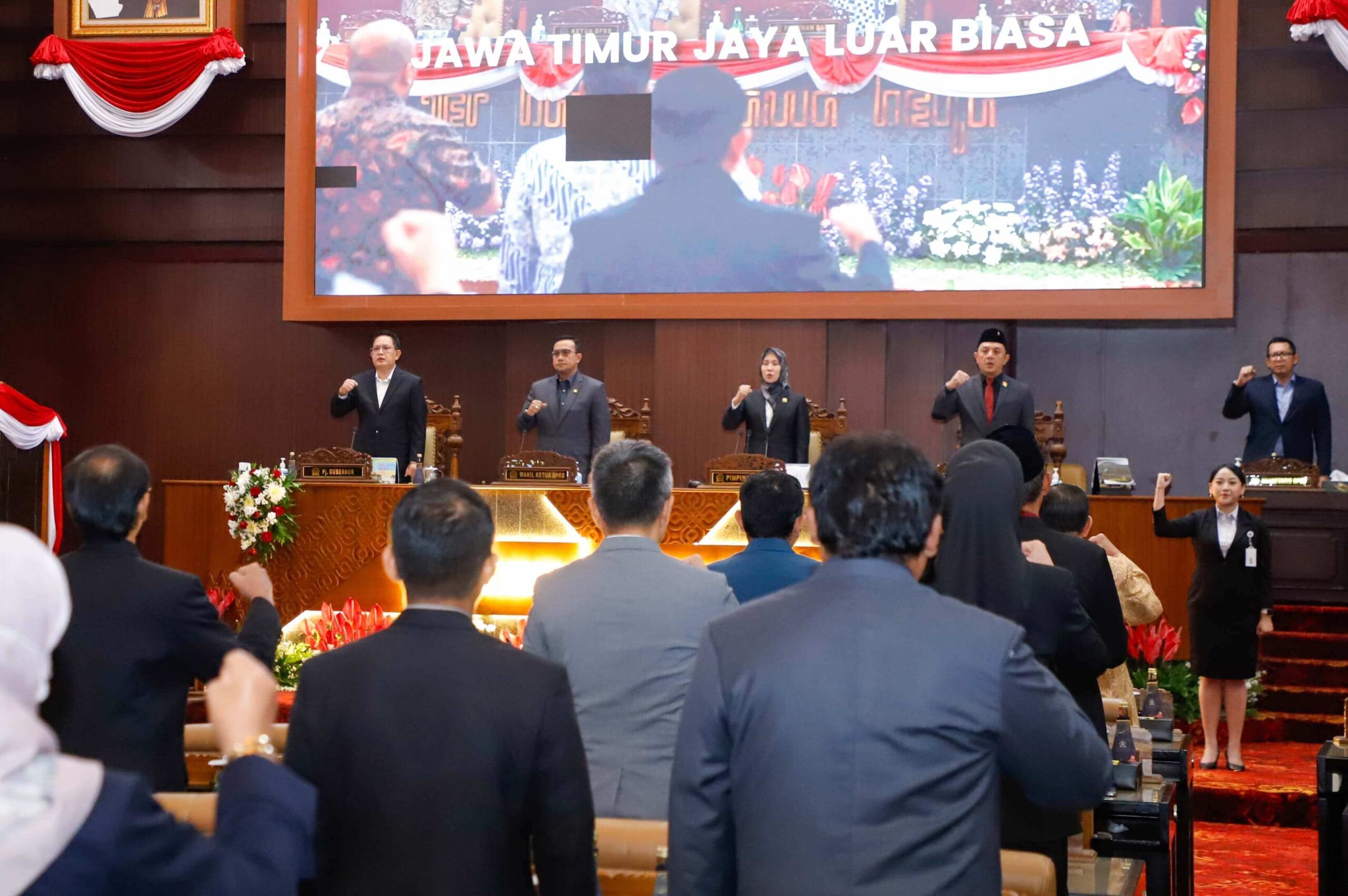 Sampaikan Nota Penjelasan Perubahan Nomenklatur Dua BUMD Jatim, Pj. Gubernur Adhy Optimis Berdampak Kenaikan PAD