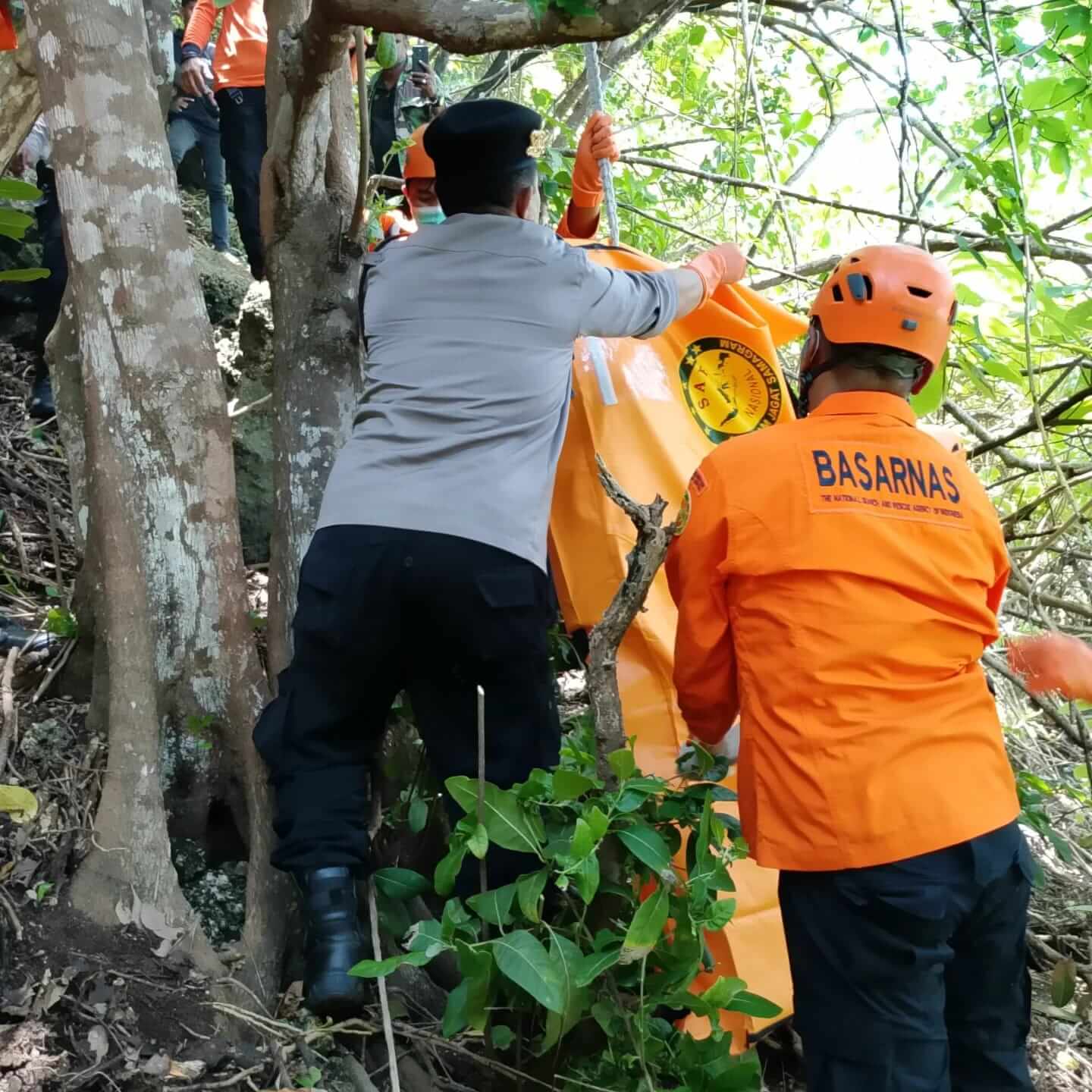 Tim SAR Gabungan Evakuasi Pria Gantung Diri