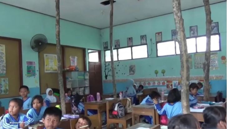 Kasihan! Siswa SD di Ngawi Terpaksa Belajar di Perpustakaan Karena Atap Kelasnya Rusak