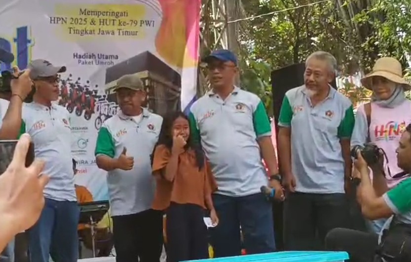 Momen Haru Undian Hadiah 'Jalan Sehat Bersama Wartawan' PWI Jatim