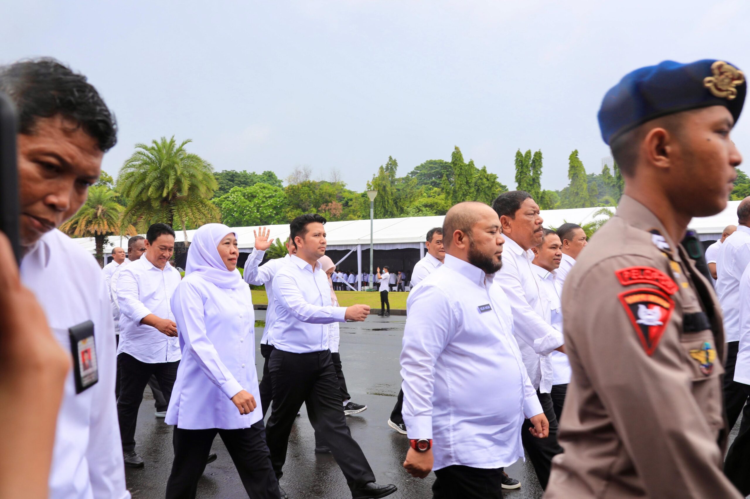Khofifah-Emil Jalan dari Monas ke Istana Negara