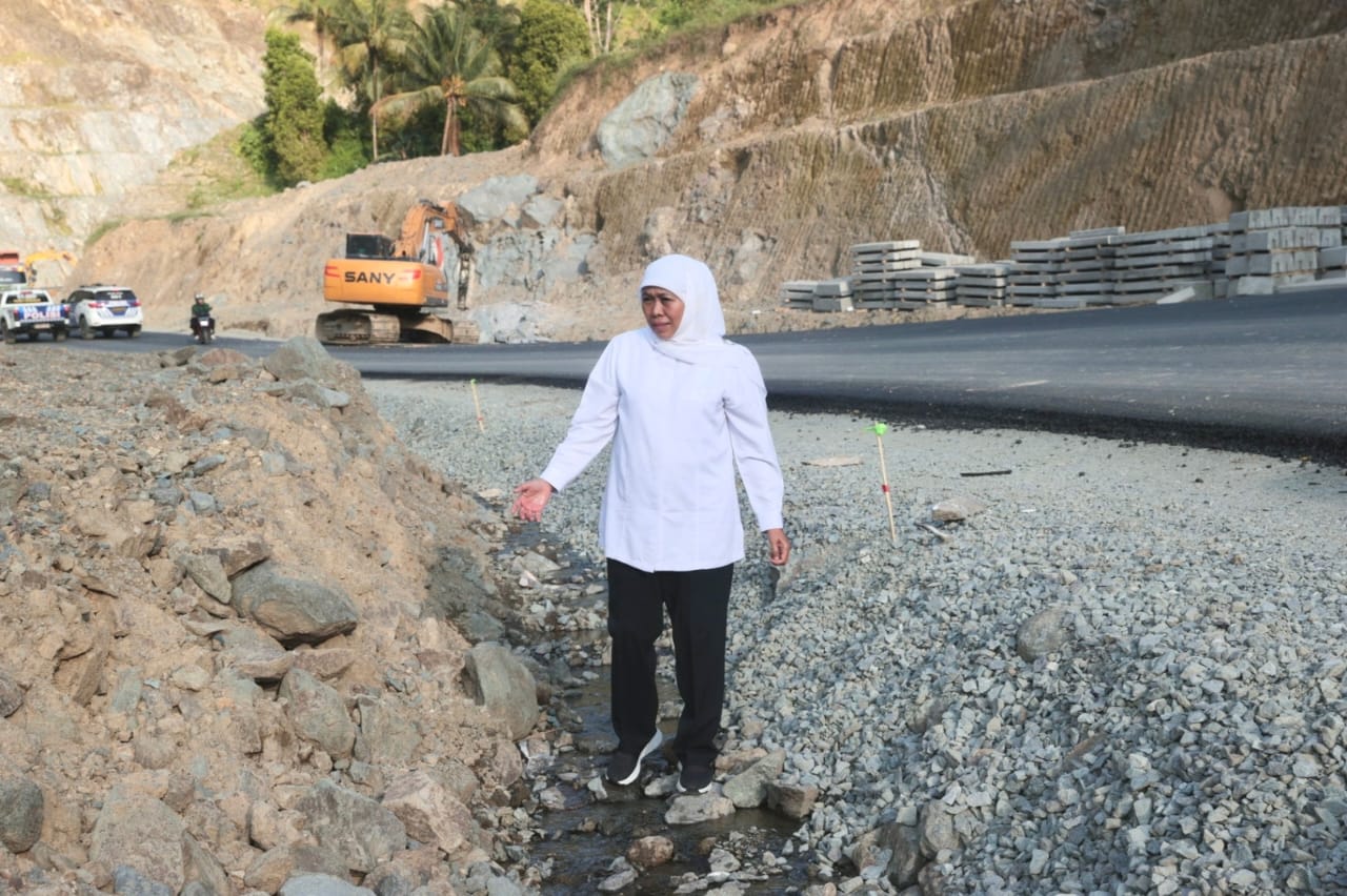 Jalan Rusak di Jember Dikeluhkan Warga, Khofifah Instruksikan Perbaikan Tuntas 3 Bulan
