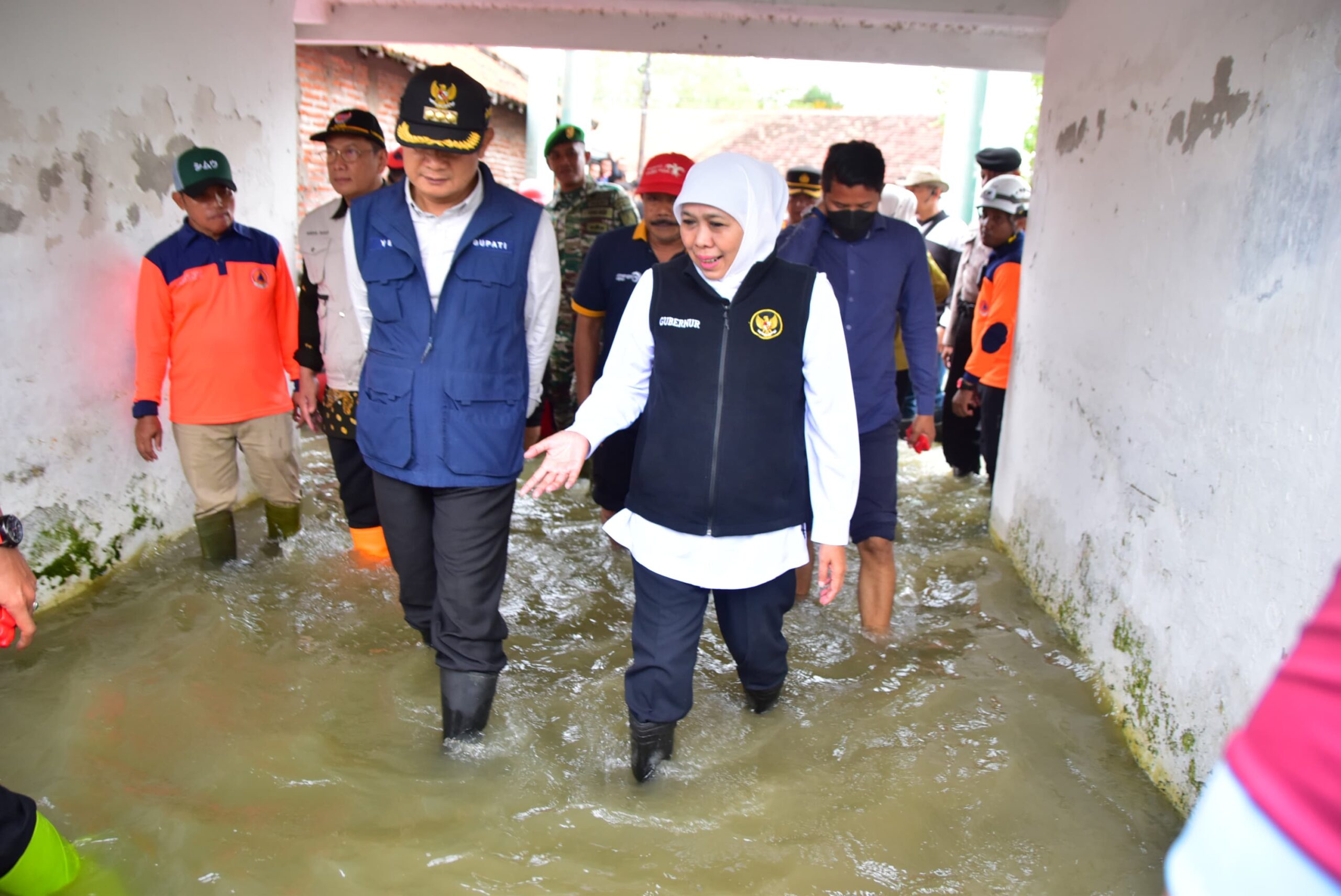 Gubernur jatim Khofifah Indar Parawansa meninjau banjir di kabupaten Gresik Kamis, (27/2/2025)