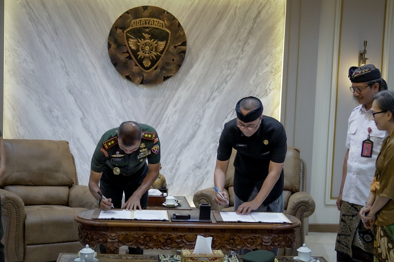 Tangani Sampah Laut di Pesisir Badung, Sekkab Surya Suamba Gandeng TNI AD