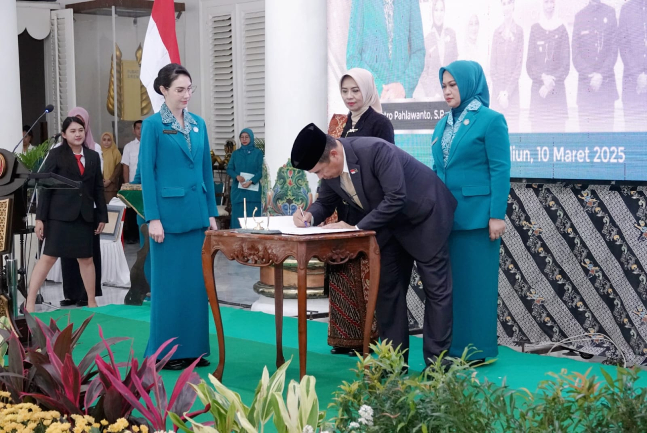 Bupati Madiun tanda tangani SK pelantikan TP PKK yang di saksikan Arumi (10/3/2025)