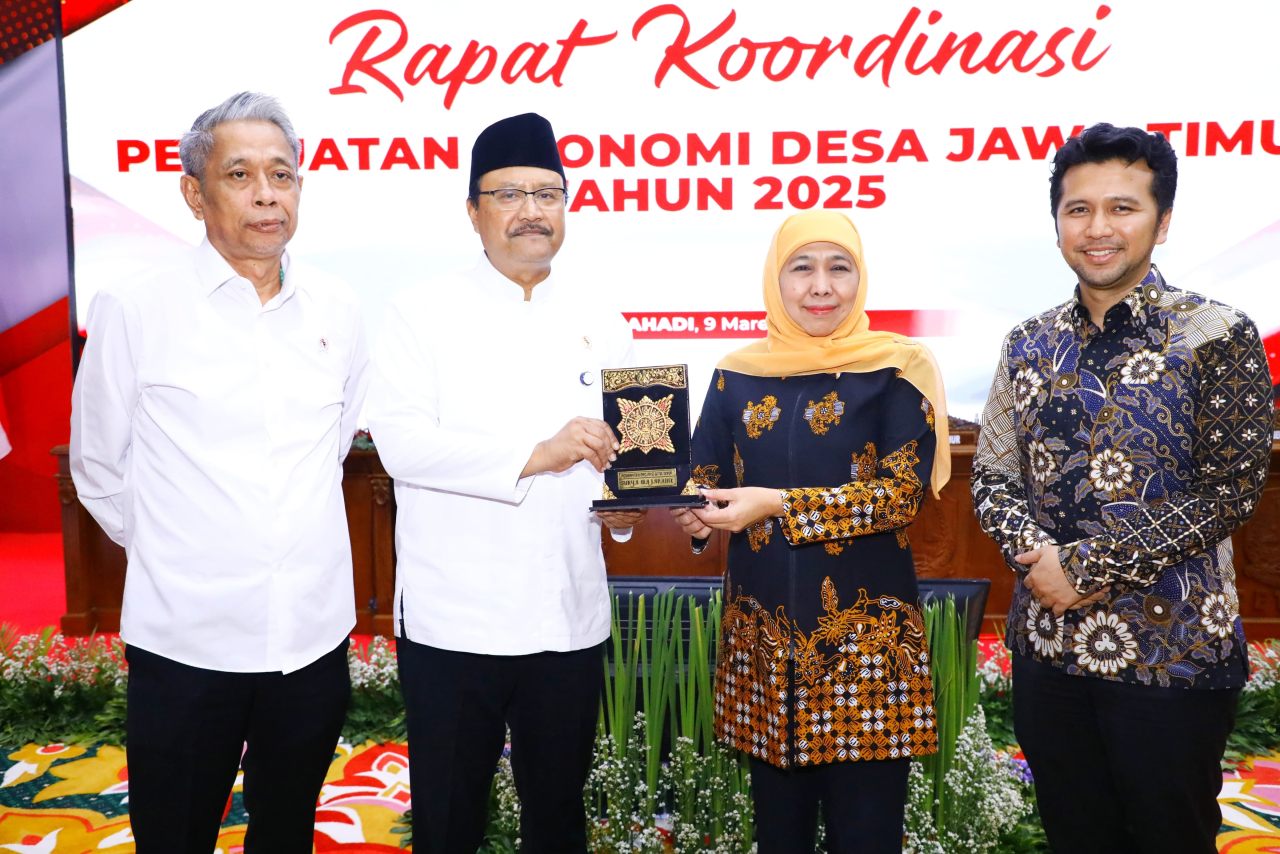 Gubernur jatim memberi cendera mata kepada Mensos Gus Ipul. (humaspemprov)
