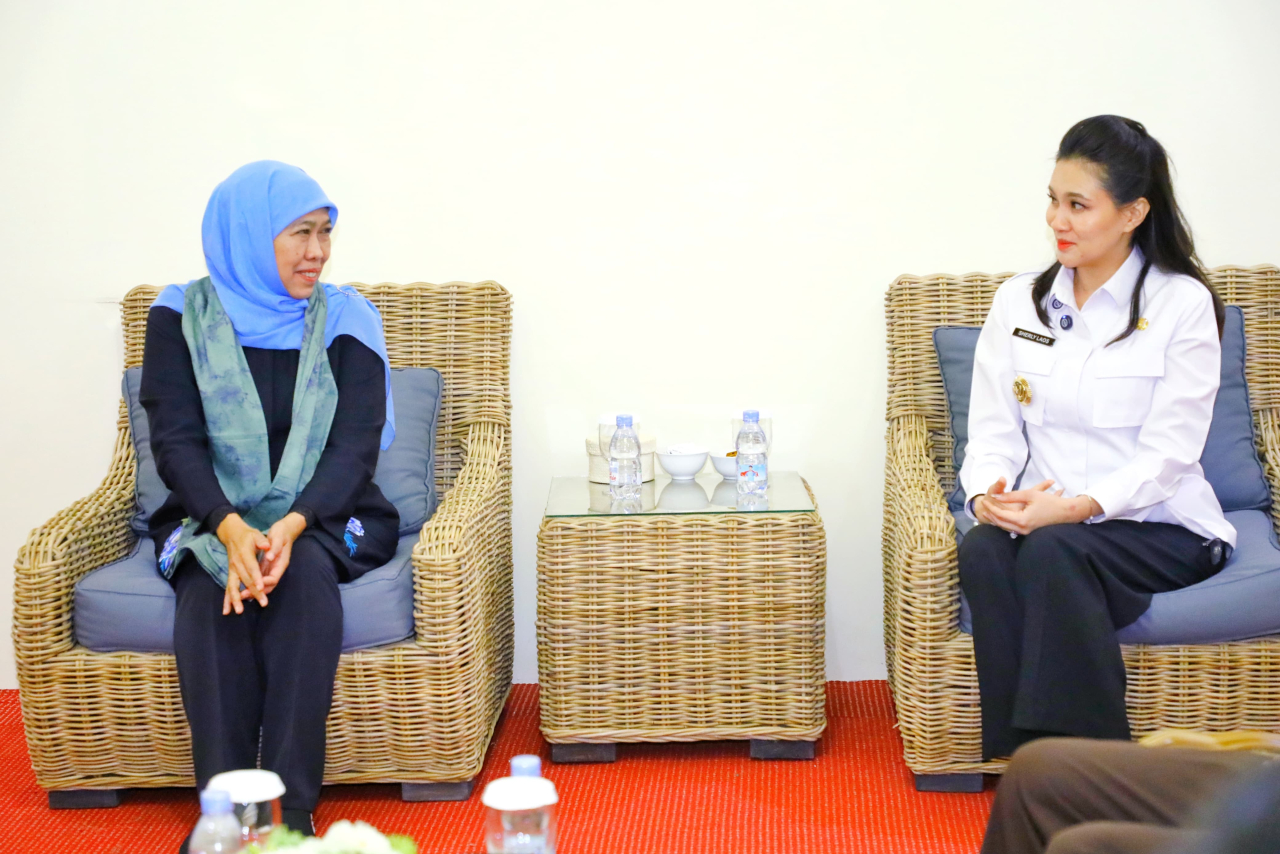 Gubernur Jatim mengobrol bersama Gubernur Maluku Utara Sherly Tjoanda Laos. (humasjatim)