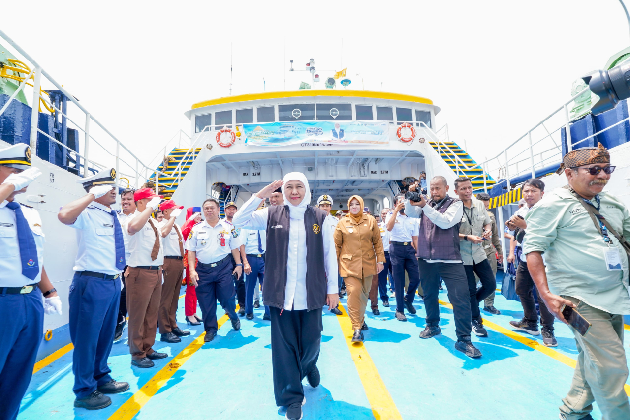 Berangkatkan Kapal Mudik Gratis ke Pulau Raas Sumenep, Gubernur Khofifah Pastikan Pemudik Aman dan Nyaman