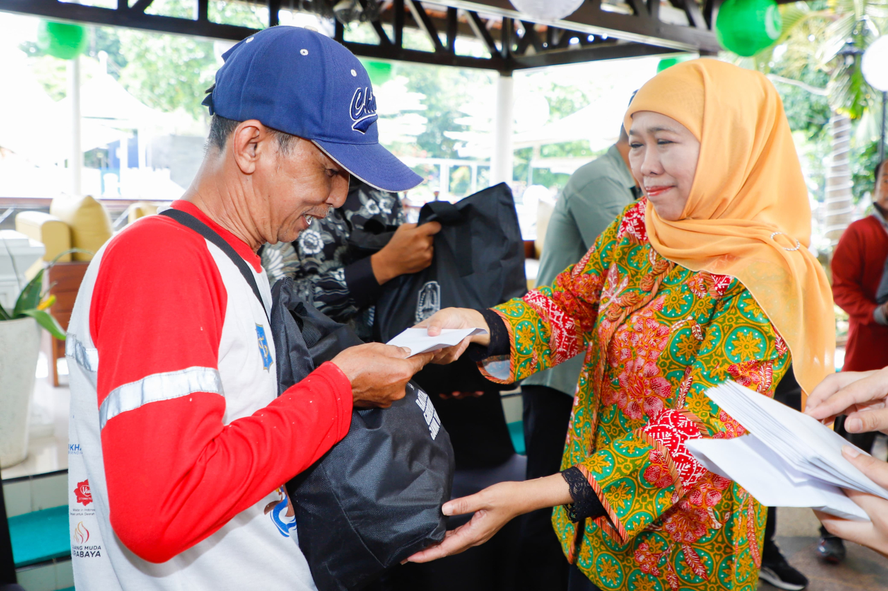 Gubernur Khofifah Bagikan 200 Paket Sembako Bagi Warga Kurang Mampu