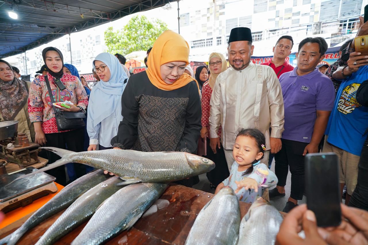 Gubernur Jatim bersama cucunya saat melihat ikan bandeng di salah satu lapak di Pasar Bandeng Gresik (Foto: Biro Adpim Pemprov Jatim))