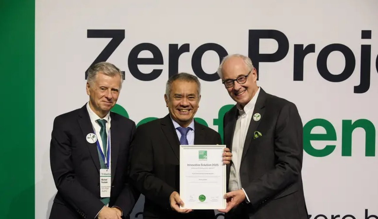 Duta Besar RI untuk Austria dan Slovenia Damos Dumoli Agusman mewakili FKDB mrnerima penghargaan pada Konferensi Zero Project 2025.(rupertpessl/zerocon25)