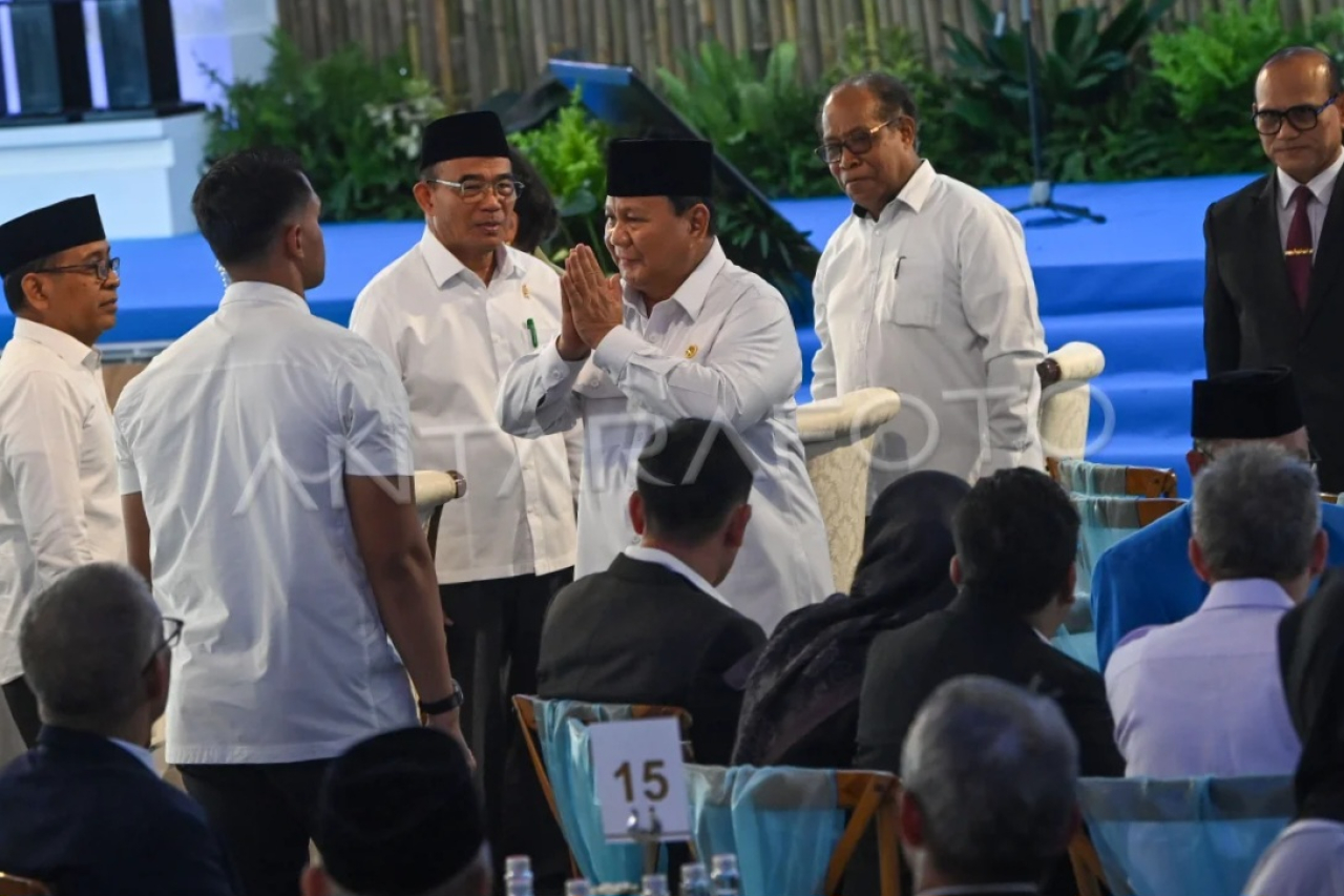 Presiden RI Prabowo Subianto saat memberikan pengarahan dalam acara diskusi dengan 184 rektor dari lembaga Pendidikan Tinggi (PT) di Halaman Tengah Istana Kepresidenan, Jakarta. (setpres)