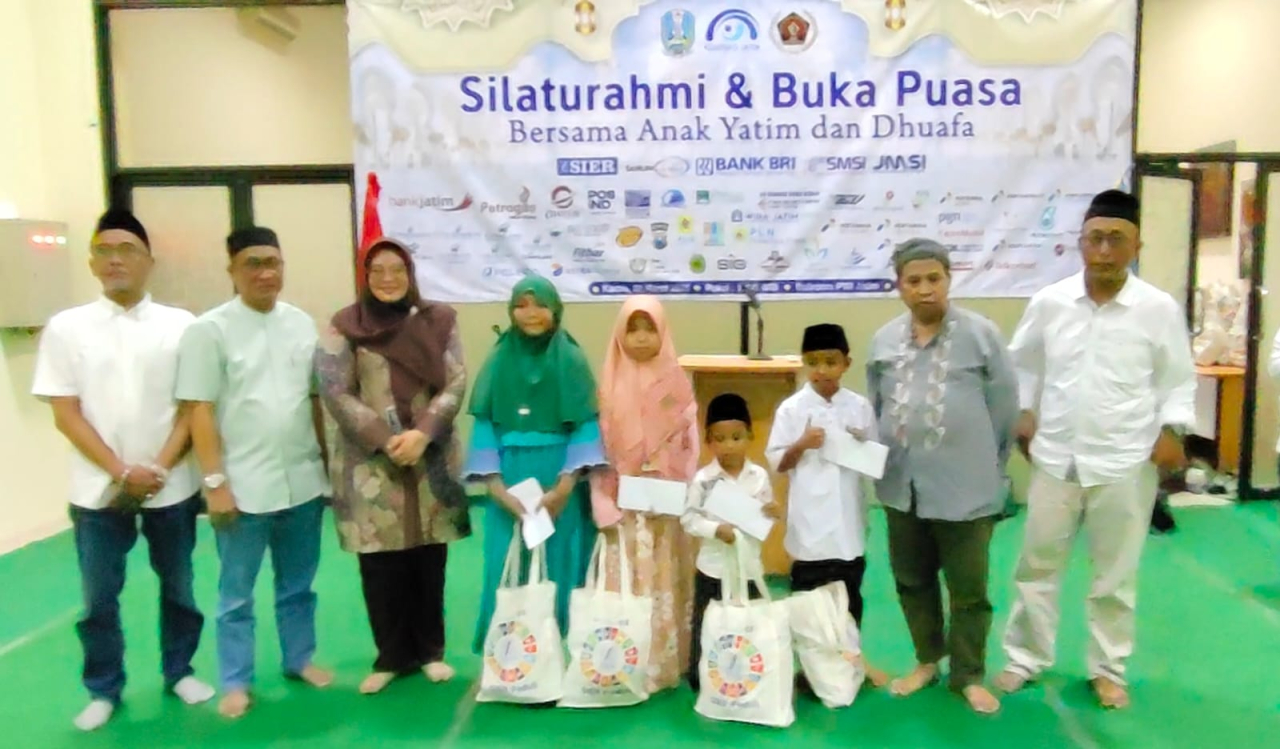 Kadis Kominfo Sherlita Ratna Dewi Agustin hadir langsung ikut menyerahkan bingkisan Lebaran pada perwakilan anak yatim dan dhuafa. (Foto: PWI Jatim)