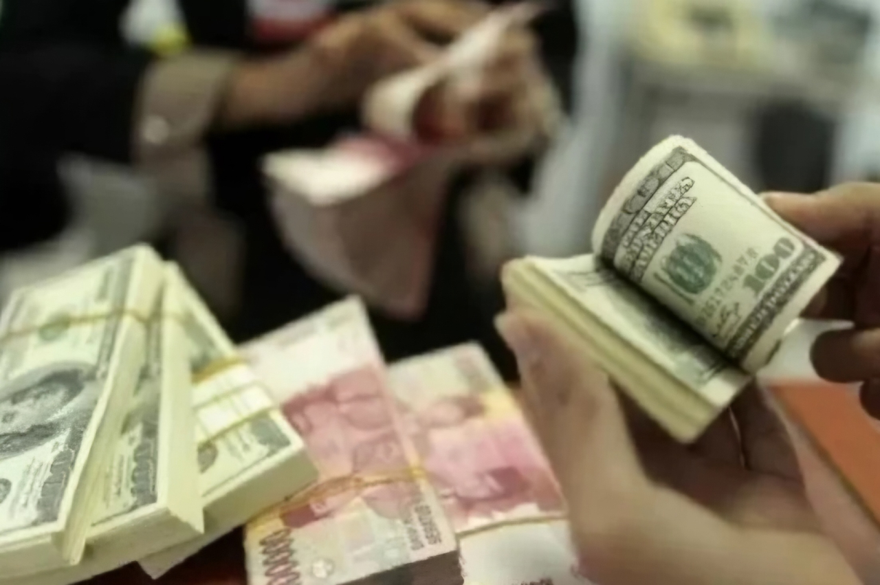 Rupiah Ambles ke Rp16.611, Terendah Sejak Krisis 1998