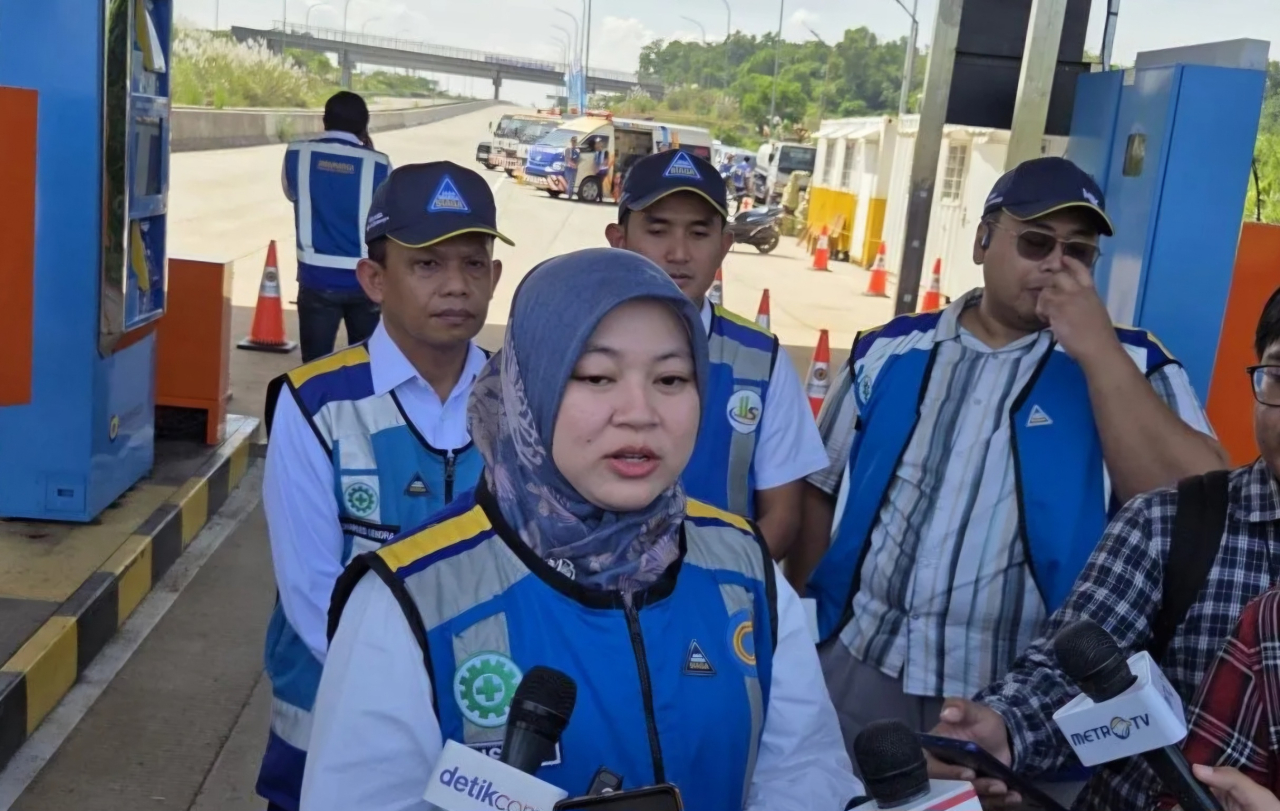 Corporate Communication & Community Development Group Head Jasa Marga Lisye Octaviana di Gerbang Tol Temporary Kutanegara Jalan Tol Jakarta-Cikampek II Selatan. (Foto: istimewa)