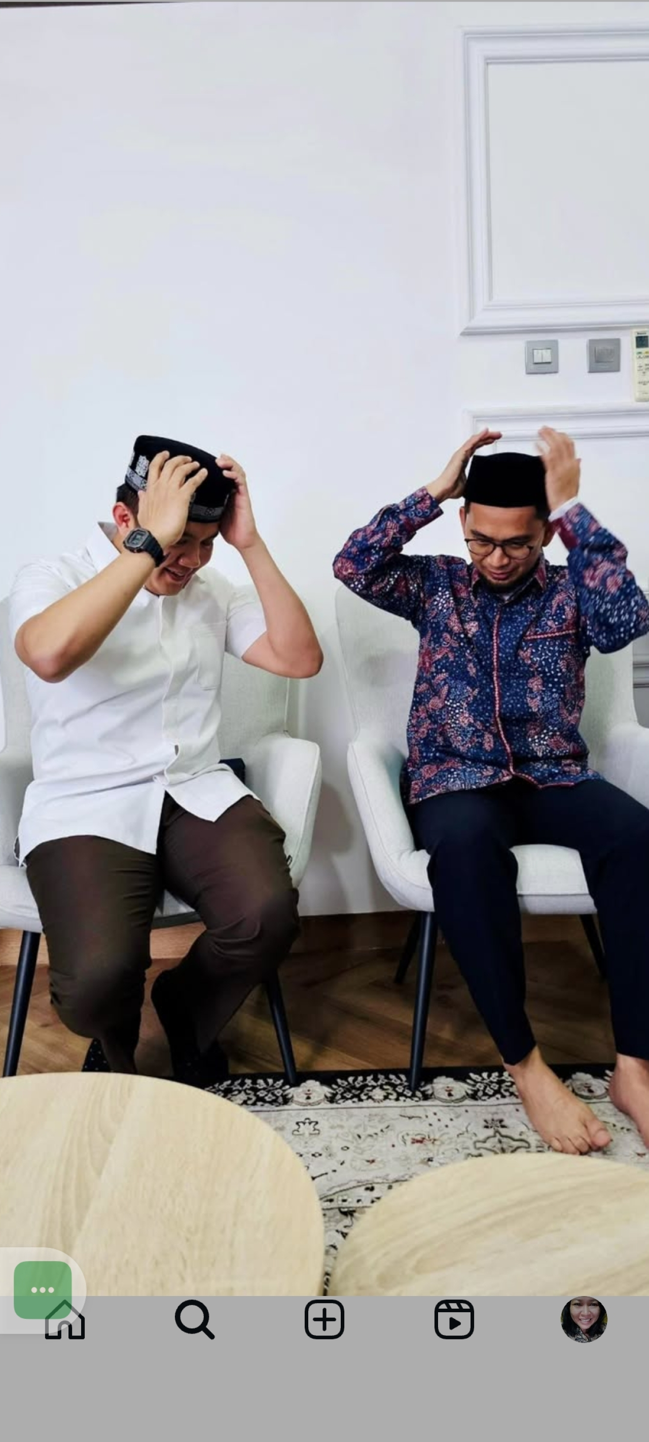 Seskab Letkol Teddy Diberi Peci Kesayangan Ustaz Adi Hidayat