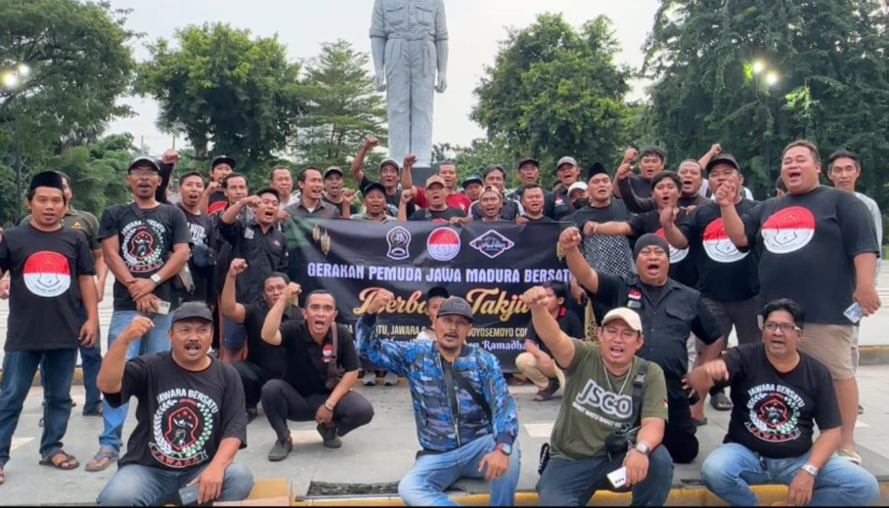 Ormas Jawara dan Komunitas Joyosemoyo Bagikan 1.000 Takjil di Taman Apsari Surabaya