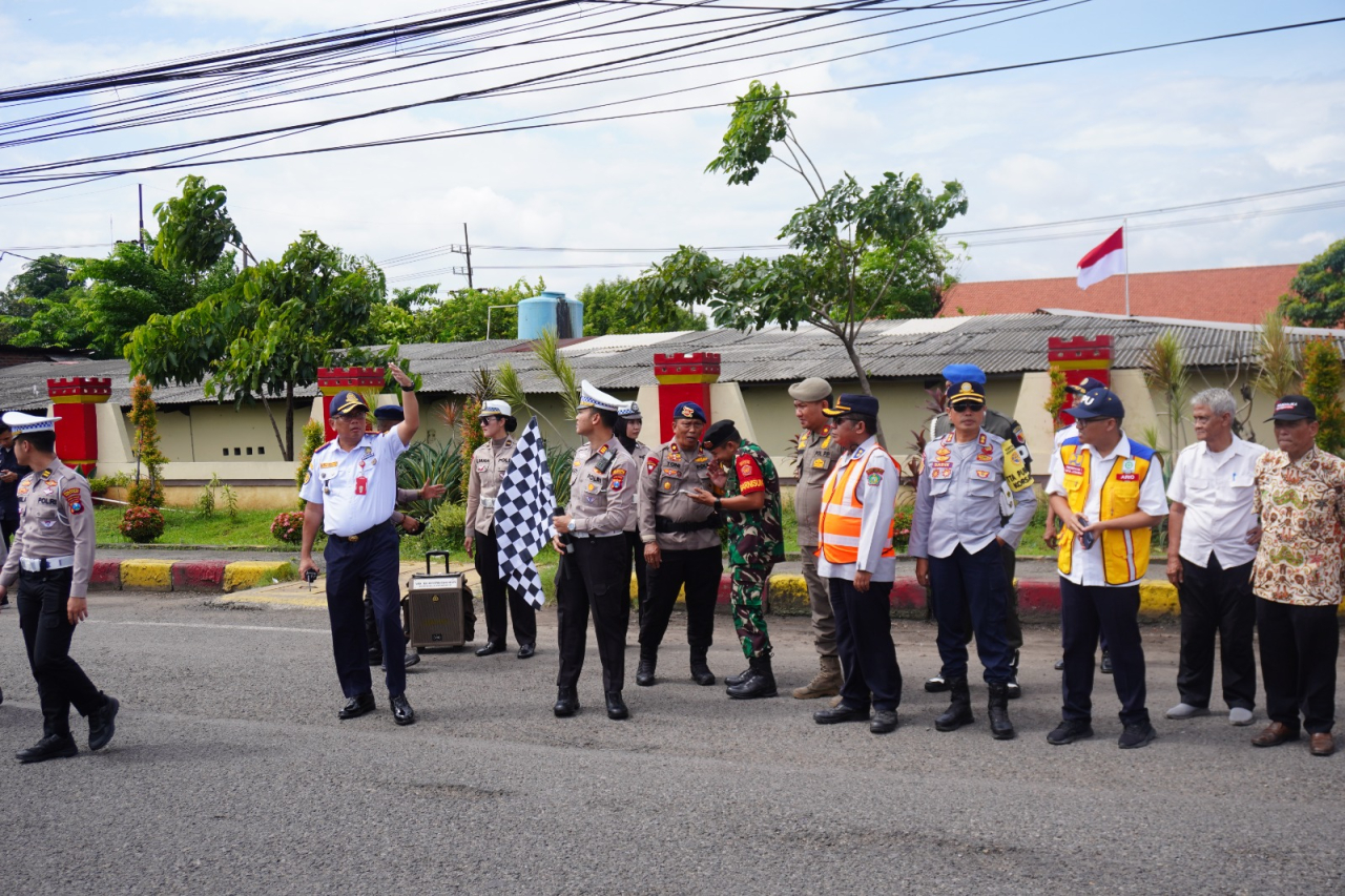 Uji coba jalur one way di sepanjang Jalan Letjen Sutoyo, Sidoarjo. (Foto: Pandu/MCI News)