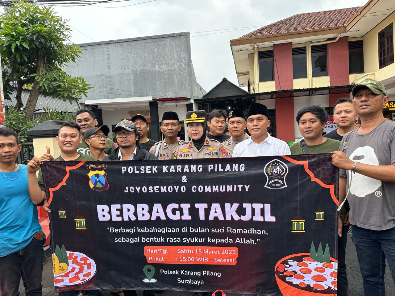 Polsek Karang Pilang - Komunitas Joyosemoyo Bagi 1.500 Takjil