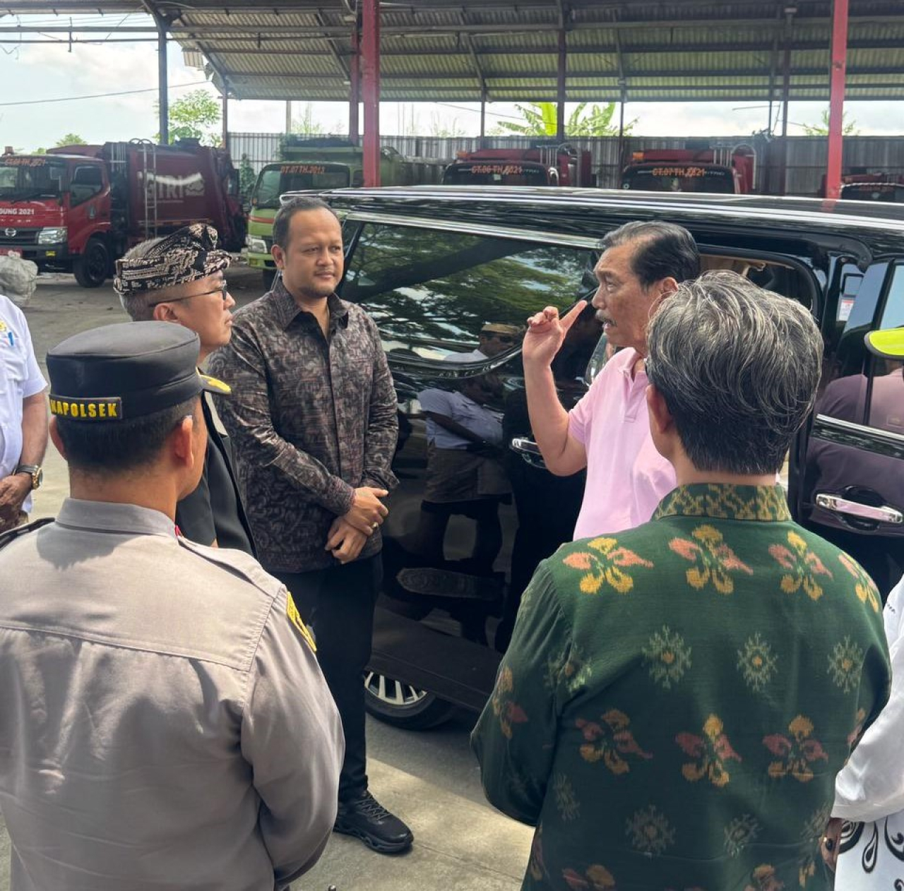 Wabup Bagus Alit Sucipta saat mendampingi Ketua Dewan Ekonomi Nasional, Luhut Binsar Pandjaitan, mengunjungi TPST Mengwitani, Selasa (4/3/2025)