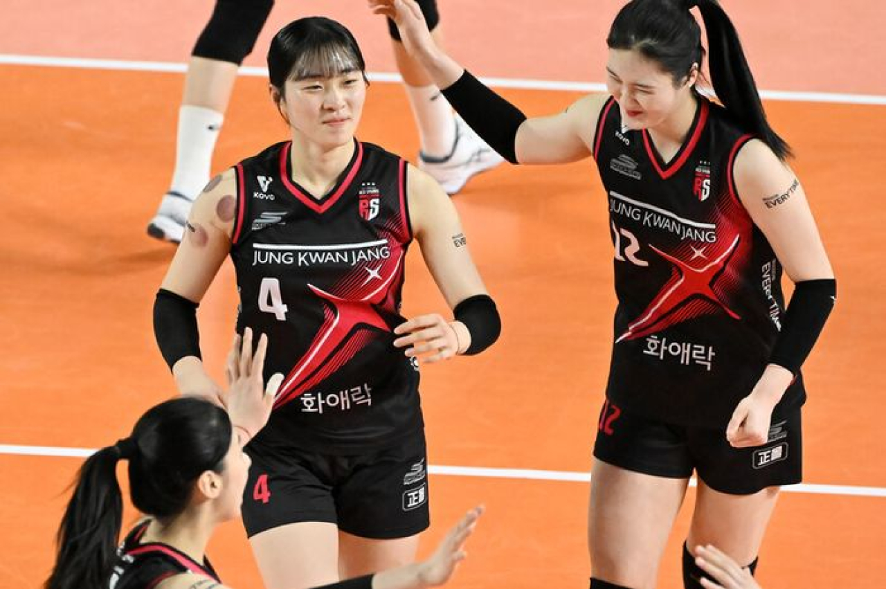 Red Sparks berhasil mengalahkan Pink Spiders dalam pertandingan pekan ke-32 Liga Bola Voli Korea Selatan (V-League).  (Foto: KOVO)