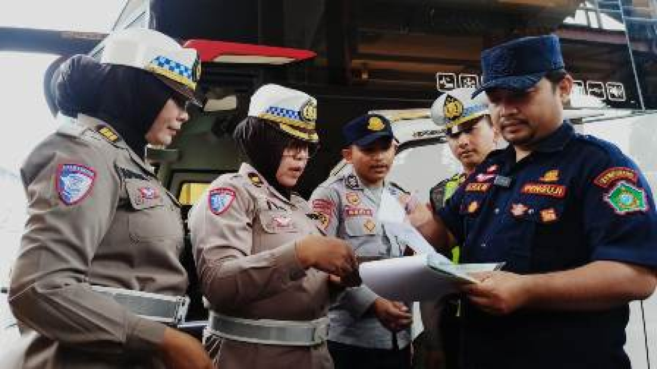 Jelang Lebaran, Polda Jatim-Polresta Sidoarjo Cek Kelayakan Bus di Terminal Purabaya