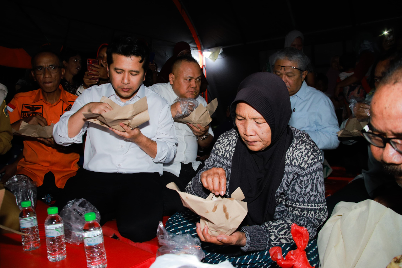 Wagub Jatim Buka Puasa di Lokasi Pengungsian Banjir