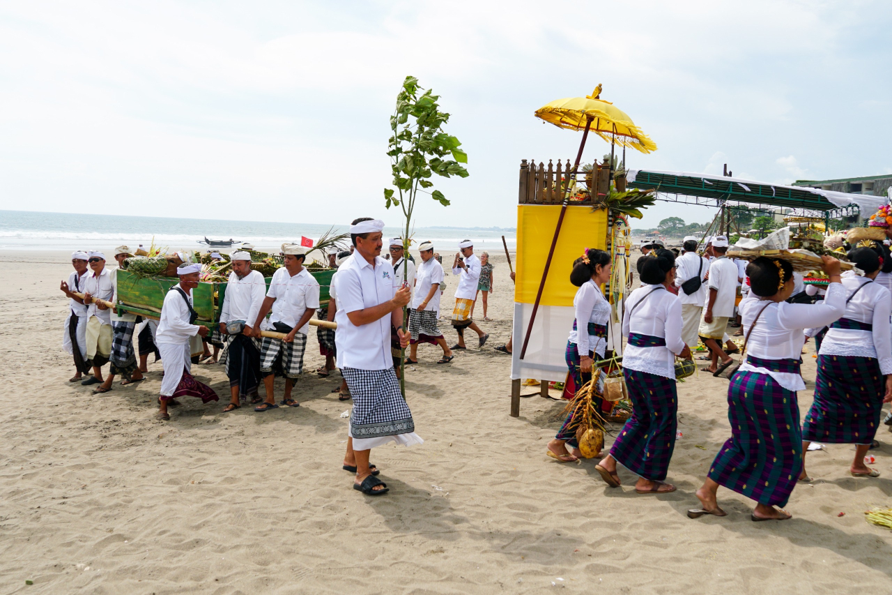 Sembahyang Bersama di Pura Mas Ceti Ulun Tanjung Petitenget