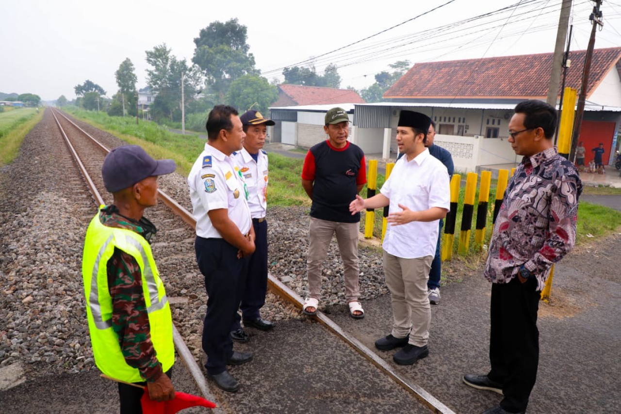 Wagub Emil Dardak meninjau langsung perlintasan KA di Kab. Kediri. (Foto: humasjatim)