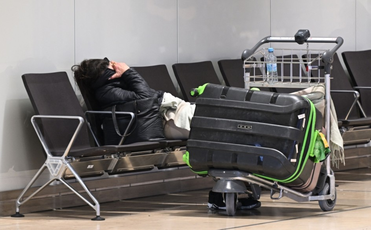 Seorang penumpang tidur di Terminal Bandara Berlin-Brandenburg yang kosong selama pemogokan serikat pekerja Jerman Verdi.(ralfhirschberge)