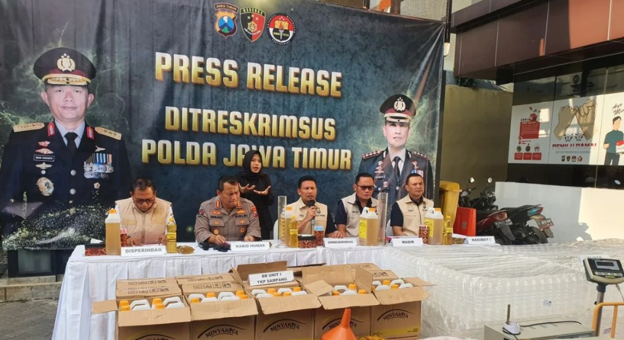 Polda Jatim menggelar rilis pengungkapan pemalsuan MinyaKita di Sampang dan Surabaya. (Foto: Istimewa)