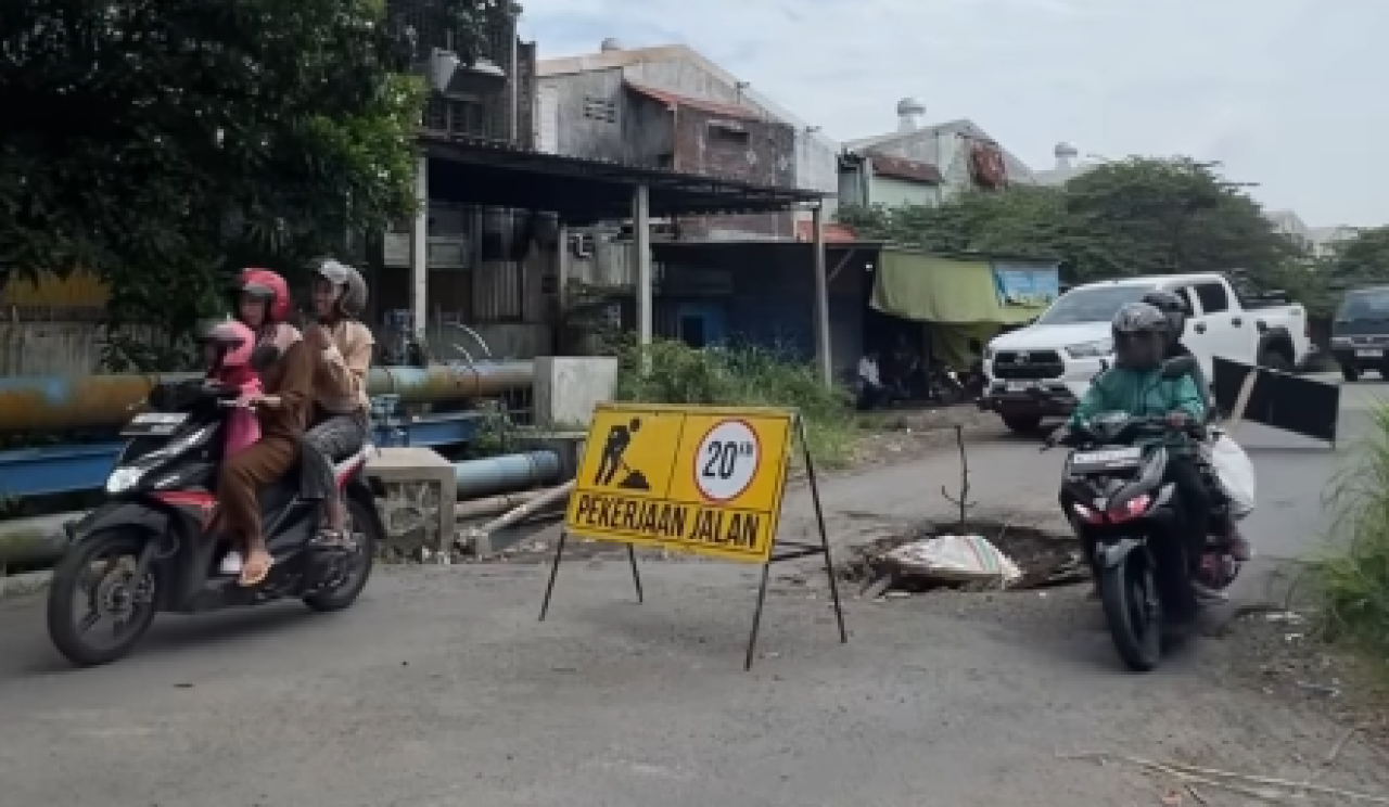 Bupati Sidoarjo Subandi Tinjau Jembatan Ambrol di Desa Banjarsari, Sidoarjo