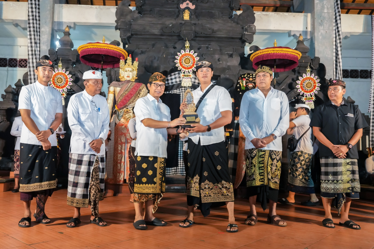Bupati Badung Serahkan Hadiah Lomba Ogoh-ogoh di Desa Adat Kapal