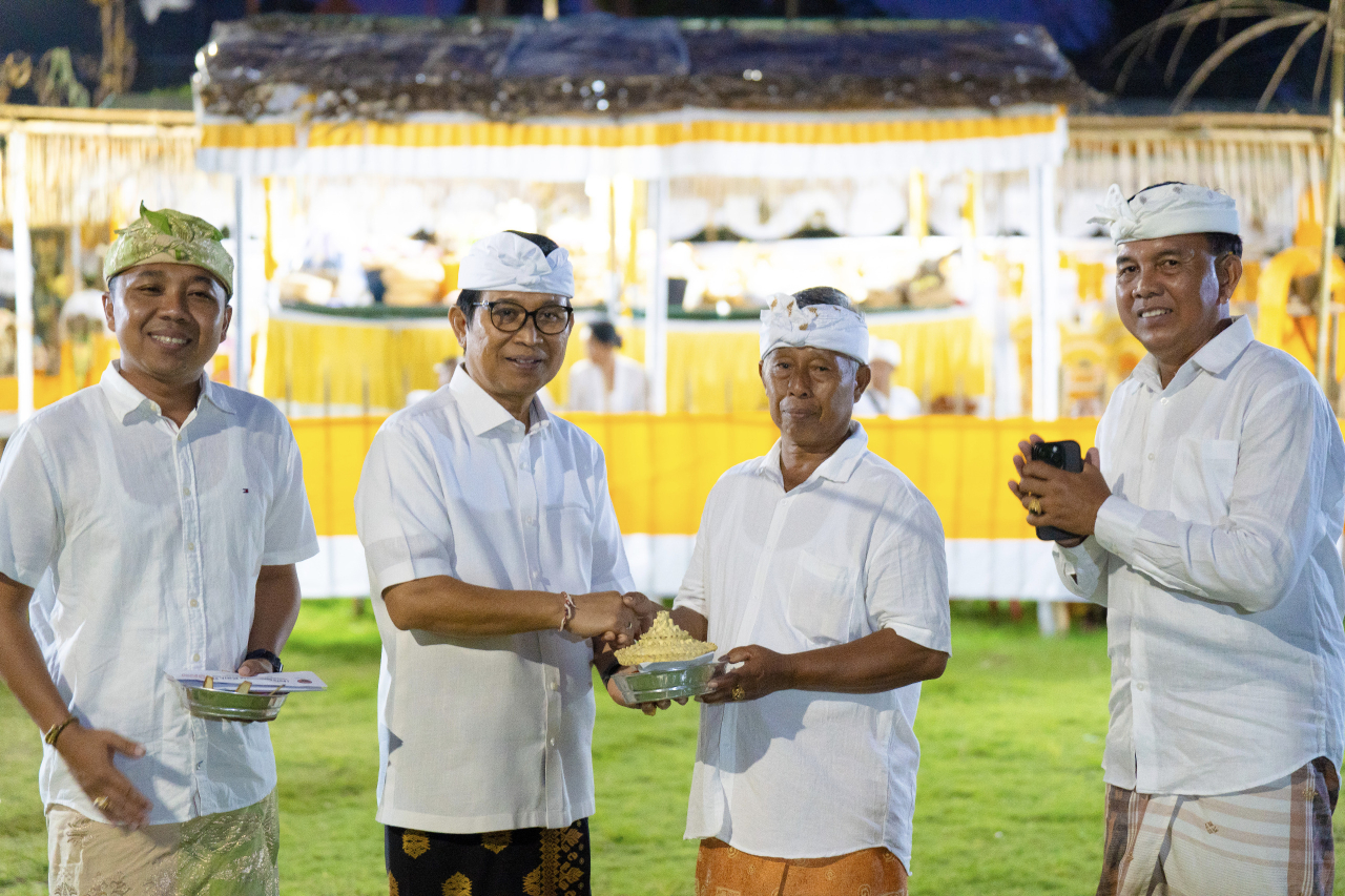 Bupati Wayan Adi Arnawa saat menghadiri dan menyerahkan hadiah lomba Ogoh-ogoh yang digelar di Wantilan Desa Adat Kapal, Mengwi. (Foto: Humas Pemkab Badung)