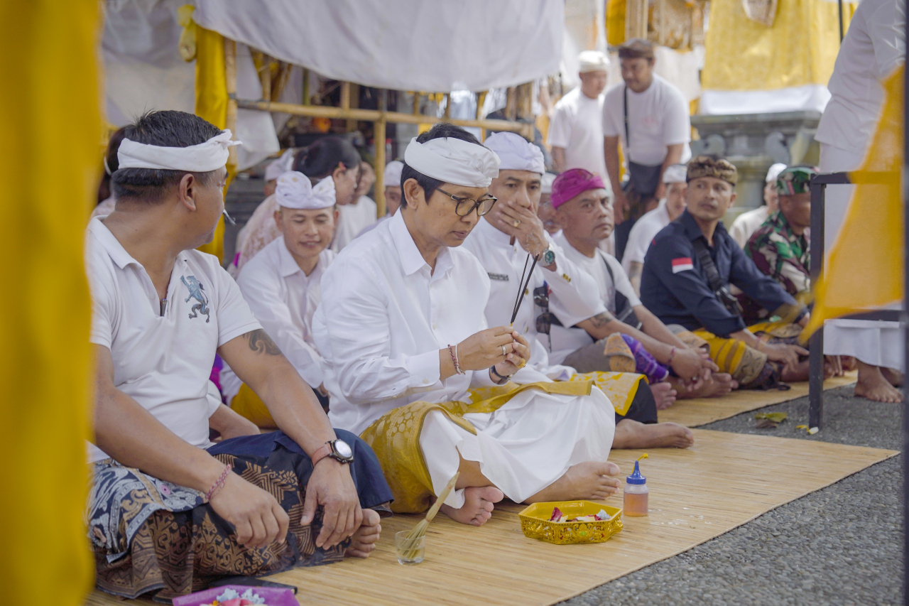 Bupati Adi Arnawa Hadiri Pujawali di Merajan Ageng Pasek Padang Subadra Sulangai