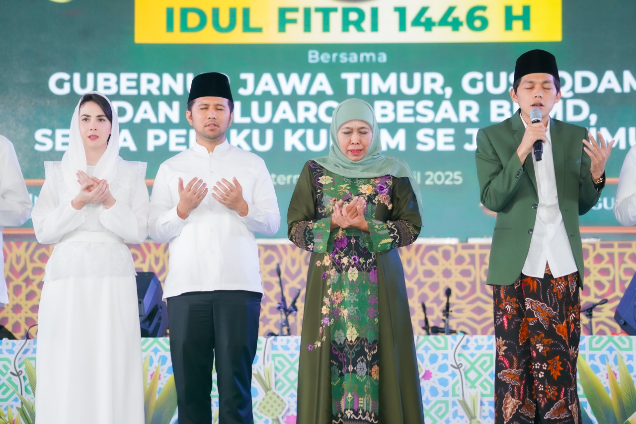 Doa bersama yang dipimpin Gus Iqdam dikuti Khofifah dan Emil Dardak di Jatim Expo Surabaya. (Foto: Biro Adpim Pemprov Jatim)