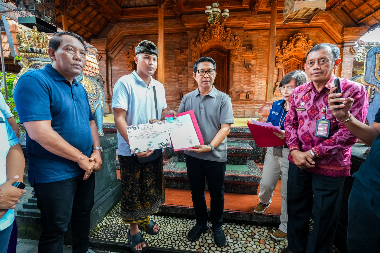 Bupati Wayan Adi Arnawa menyerahkan akta kematian dan penghargaan kepada keluarga mendiang di Jalan Majapahit, Gang Soka, Banjar Pelasa, Kuta. (Foto: Humas Kota Badung).
