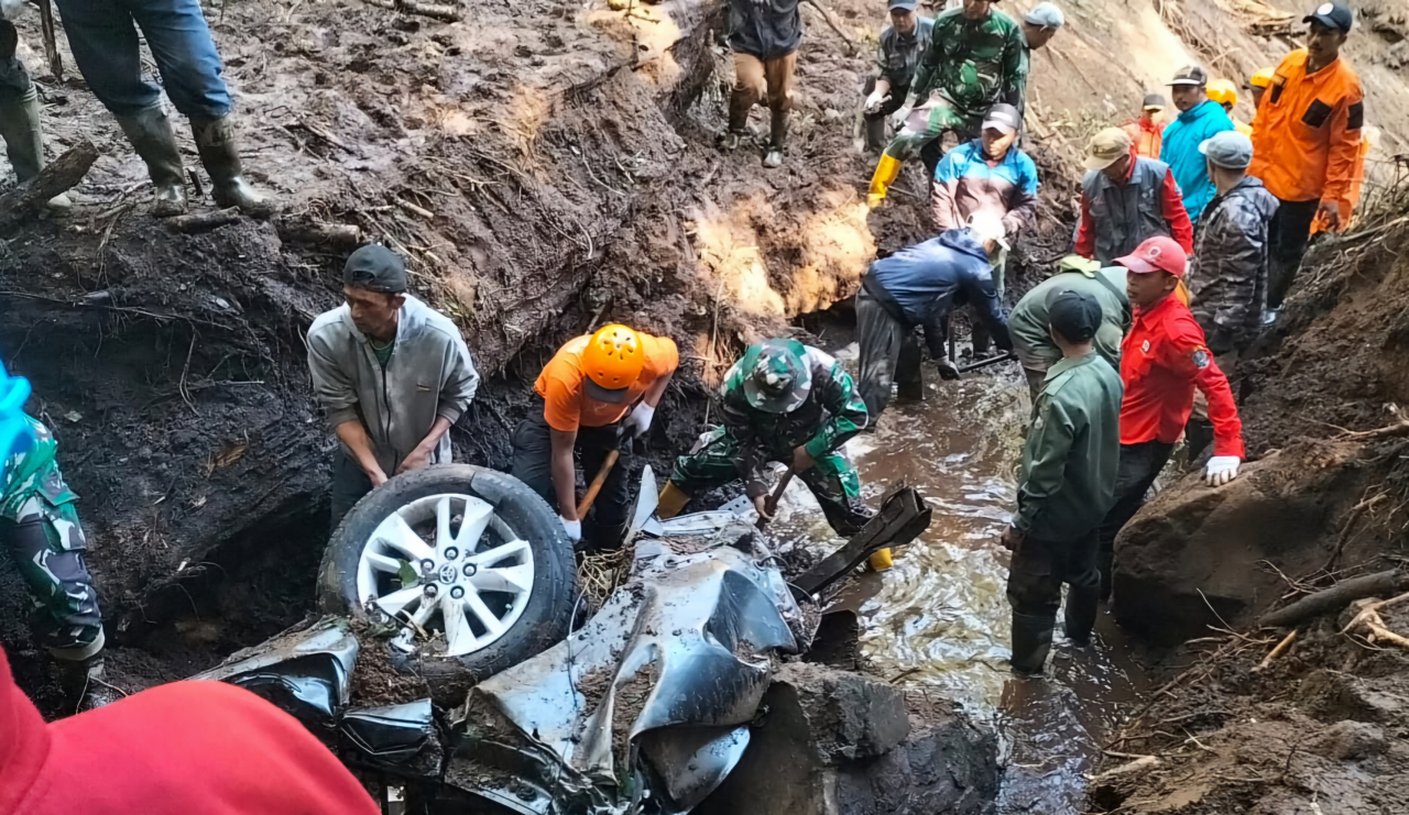 TNI AD Bantu Evakuasi Korban Longsor di Jalur Pacet-Cangar