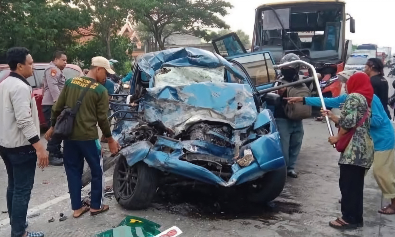 Rombongan Umroh Kecelakaan, 7 penumpang Panther Tewas