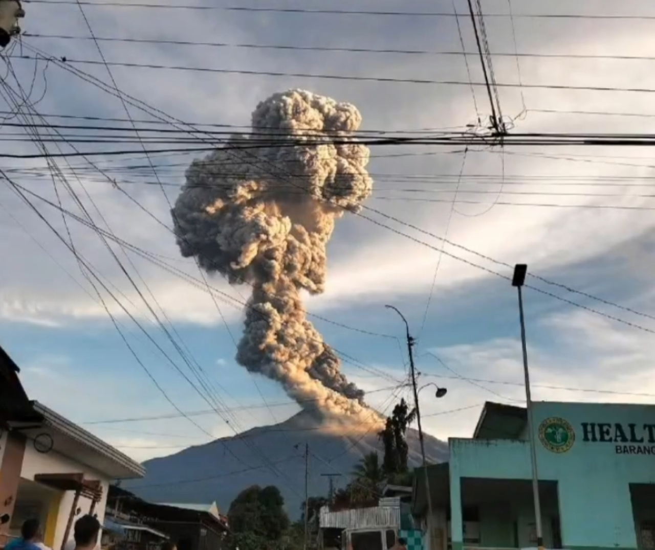 Gunung Kanlaon di Filipina Meletus, Semburan Abu Vulkanik Setinggi 4.000 Meter
