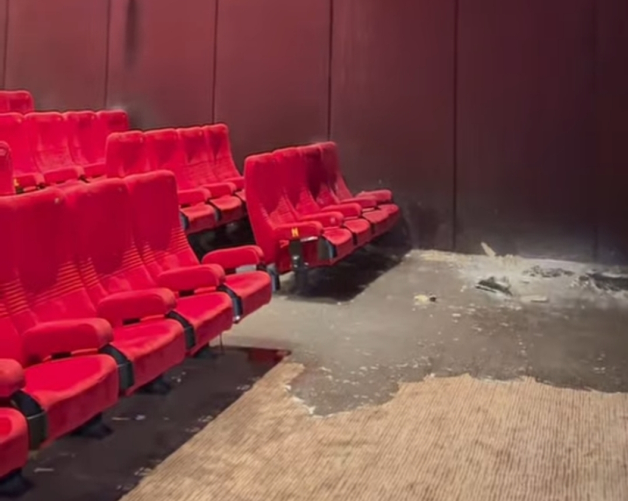 Plafon Studio Bioskop di Solo Paragon Mall Ambrol saat Hujan Deras