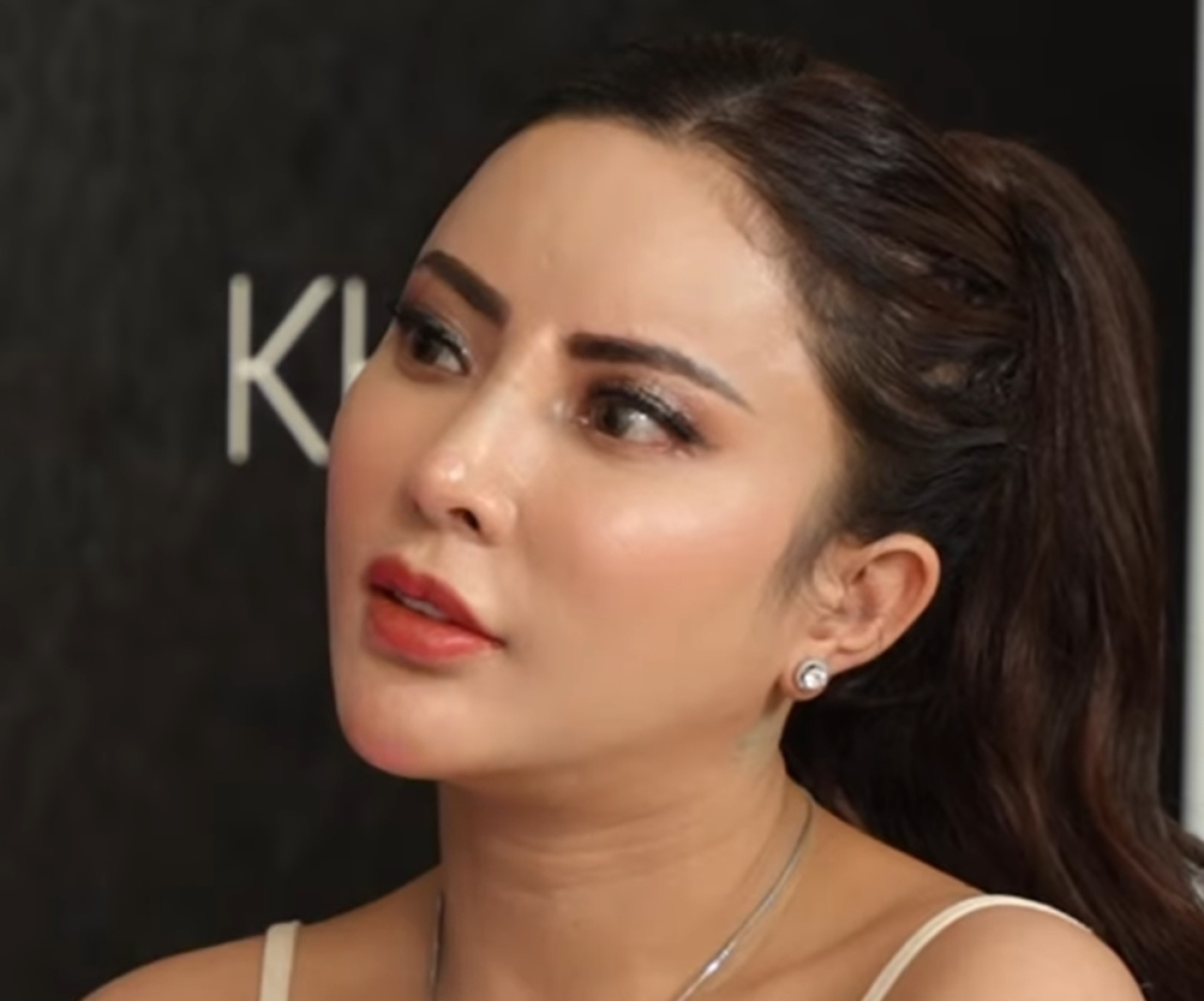 Ayu Aulia sering muncul sebagai bintang tamu membahas Ridwan Kamil dan Lisa Mariana. (Foto: Instagram @pablobenua/ Reyben Entertainment)