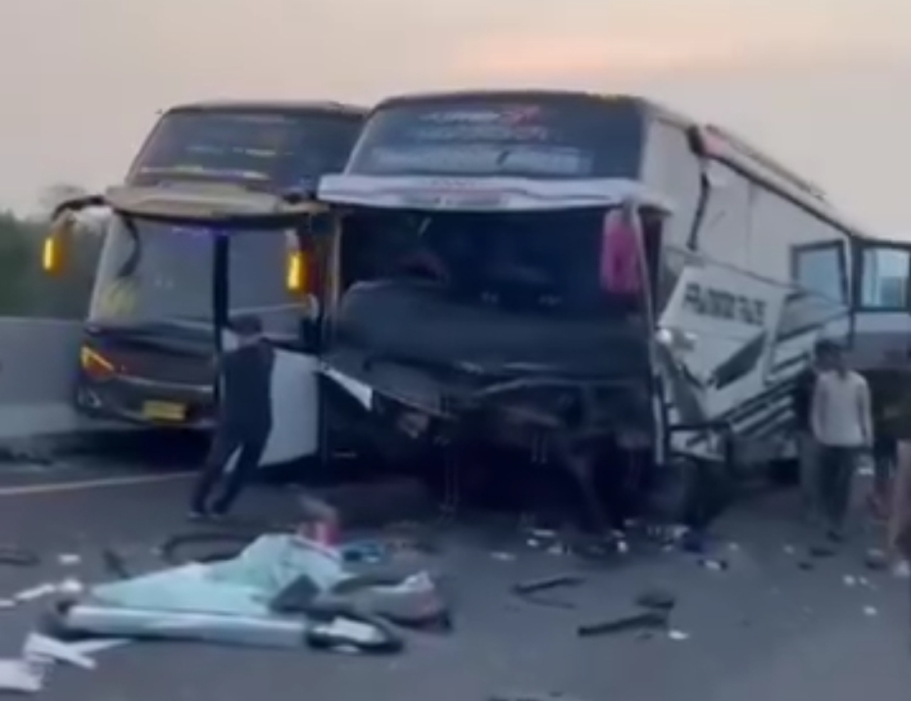 Bus Rombongan Bonek Adu Banteng dengan Honda BR-V Bawa Rokok Ilegal di Tol Pekalongan