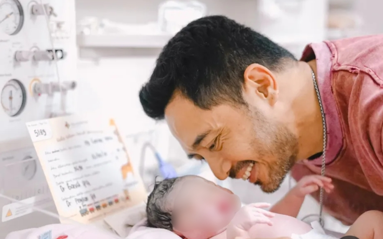 Kebahagiaan aktor Yama Carlos dikaruniai bayi perempuan, buah pernikahannya dengan Carina Ivola, adik fashion stylist Caren Delano. (Foto: Instagram @yamacarlo7)