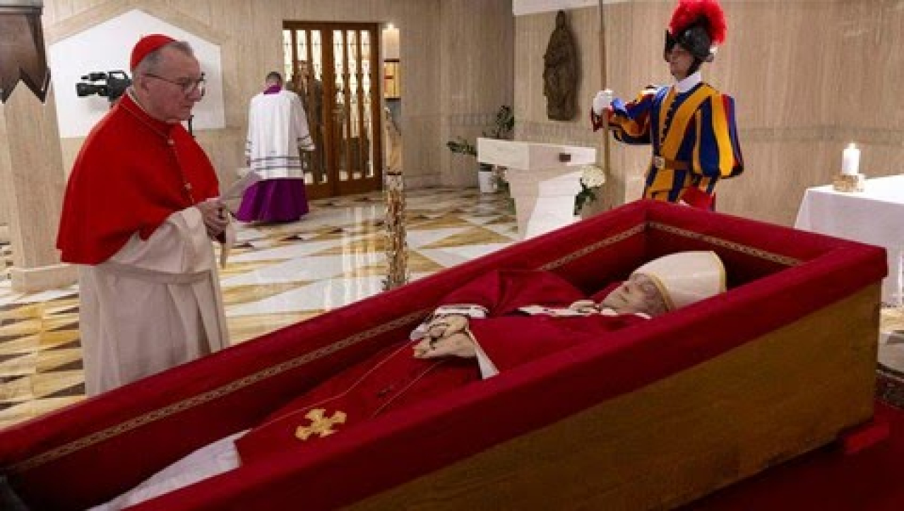 Jenazah Paus Fransiskus Disemayamkan dalam Peti Kayu Sederhana dan Terbuka