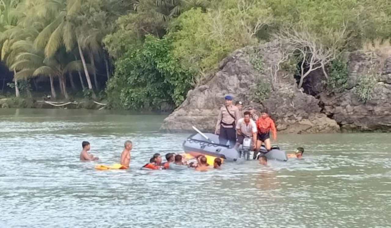 Tim SAR Pacitan mengevakuasi korban tenggelam di muara sungai Pacitan. (Foto: Polres Pacitan)