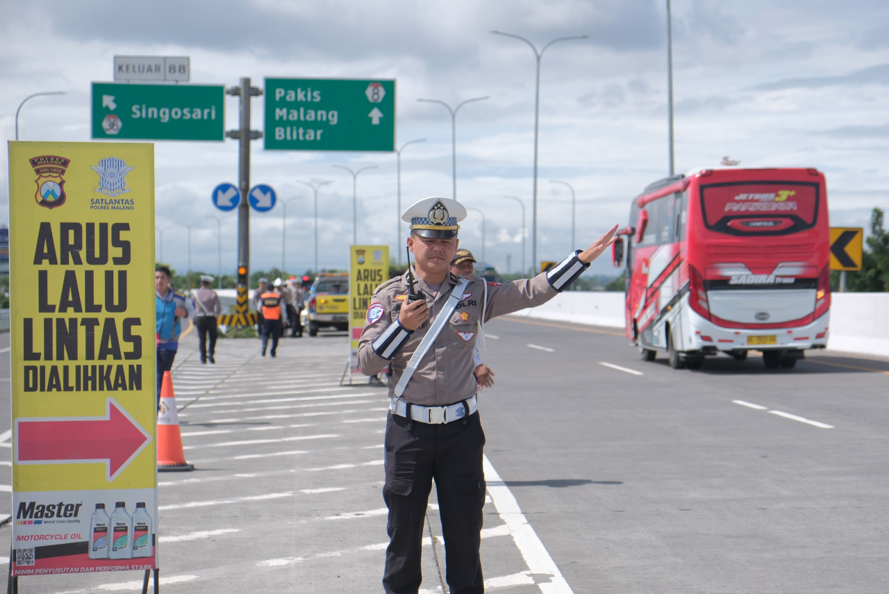 Personil Polres Malang lakukan pemantauan disejumlah titik kepadatan kendaraan dalam arus balik libur Lebaran. (Foto Dok Humas Polres Malang)
