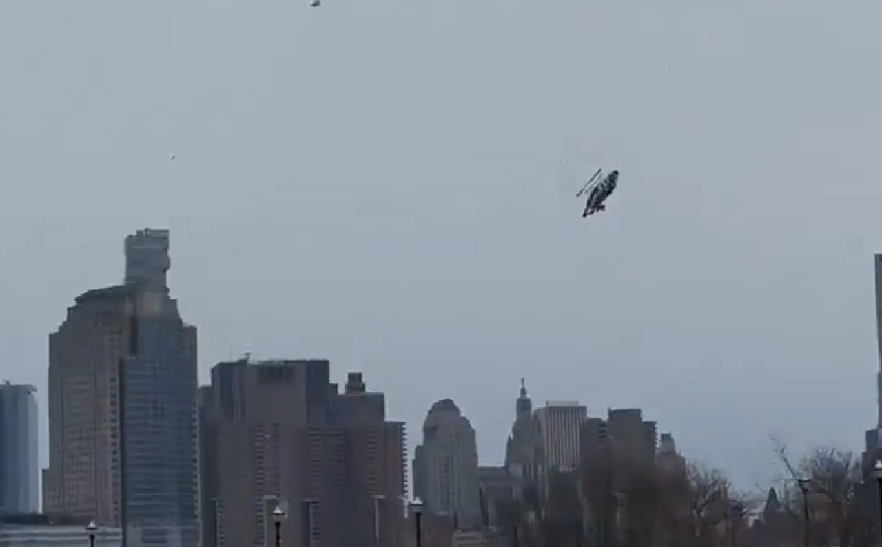 Penampakan helikopter yang ditumpangi bos Siemens yang terjatuh di New York. (Foto: Tangkapan Layar)