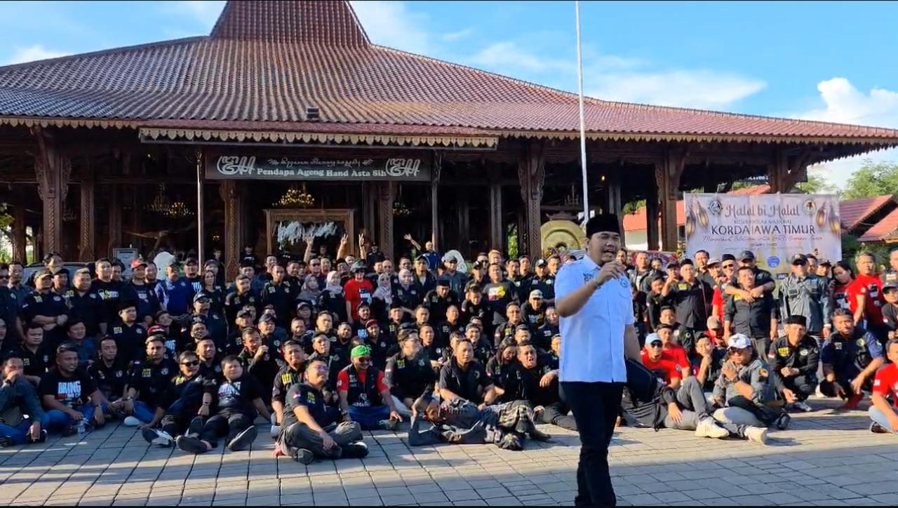 Ratusan anggota Buser Rent Car Nasional (BRN) Koordinator Daerah (Korda) Jawa Timur mengikuti acara Halal Bihalal yang berlangsung di Pendapa Ageng Hand Asta Sih, Blitar, Rabu 23 April 2025. (Foto: MCINews.id)